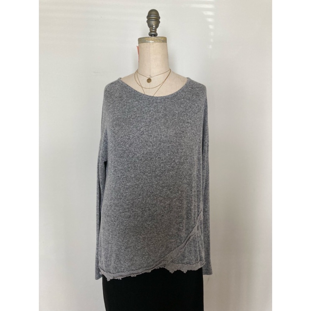 Grey L/S knit shirt with lace trim